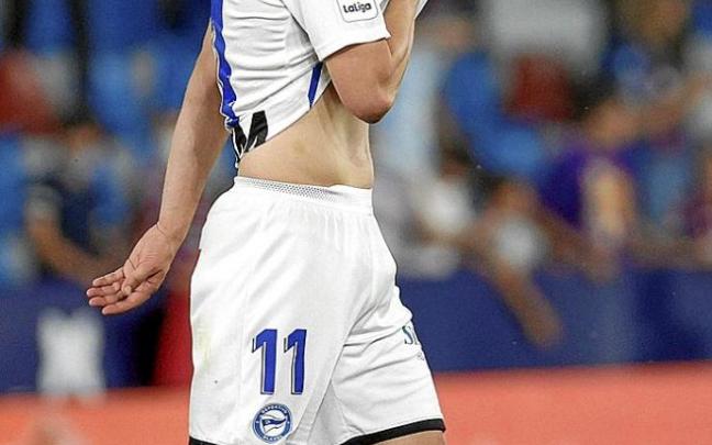 Luis Rioja, desolado sobre el césped del Ciutat de Valencia tras la derrota ante el Levante. Foto: Área 11