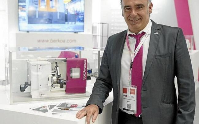 Andoni García, ante uno de los diseños de Berkoa. Foto: Oskar M. Bernal Andoni García, ante uno de los diseños de Berkoa. Foto: Oskar M. Bernal