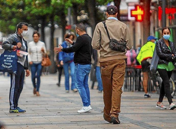 Tránsito de peatones en la céntrica calle Dato. Foto: Jorge Muñoz