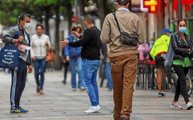 Tránsito de peatones en la céntrica calle Dato. Foto: Jorge Muñoz