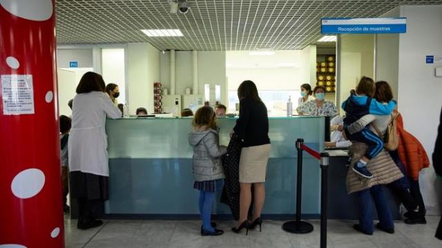 Varios niños y niñas acuden a recibir la vacuna contra el Covid-19.