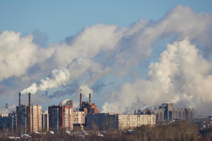 Contaminación en una ciudad producida por humos industriales.