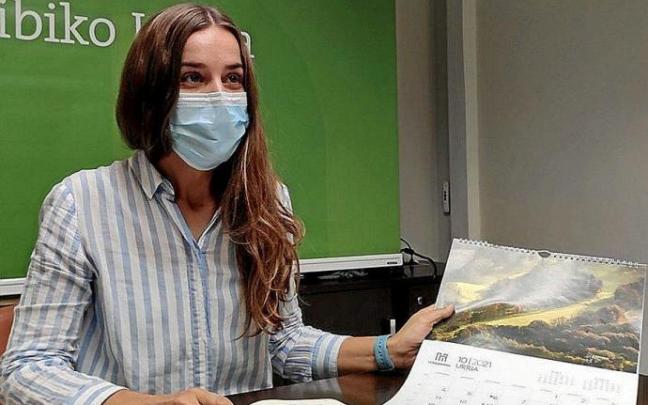 María Serrano, sosteniendo el calendario municipal de 2021. María Serrano, sosteniendo el calendario municipal de 2021.
