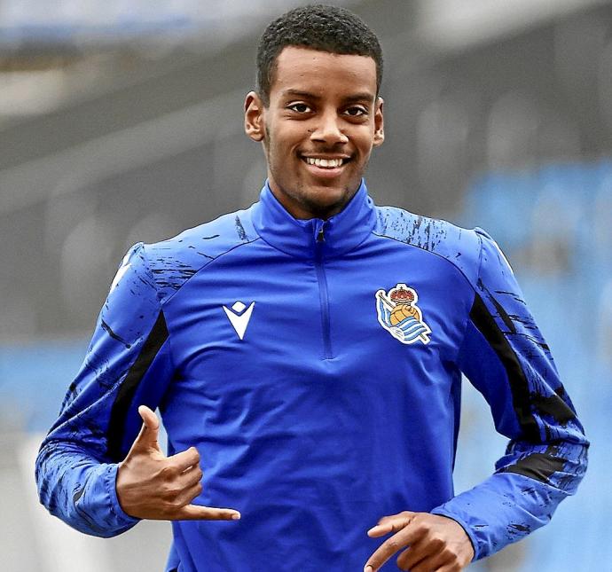 Alexander Isak vuelve a sonreír. El internacional sueco de la Real está de vuelta y hoy jugará unos minutos en Getafe. Foto: RS