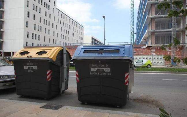 Contenedores de reciclaje en Vitoria. Contenedores de reciclaje en Vitoria.