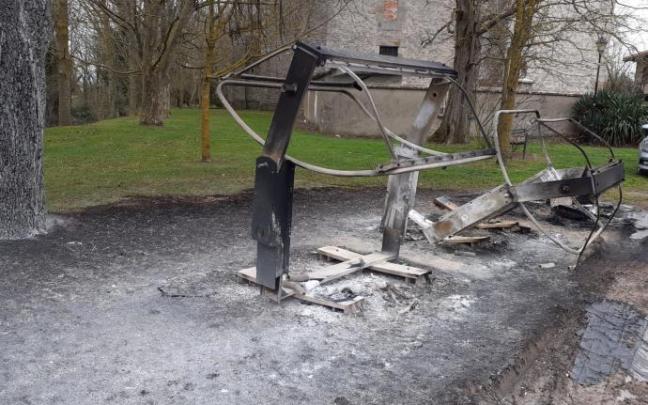 Uno de los contenedores quemados hace cinco días