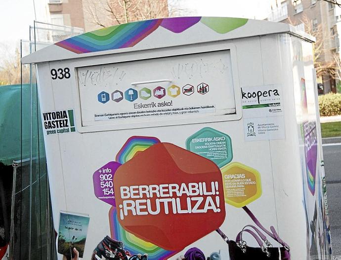 Contenedor para el reciclaje de ropa en la capital alavesa. Foto: Jorge Muñoz