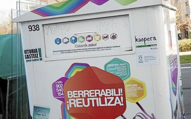 Contenedor para el reciclaje de ropa en la capital alavesa. Foto: Jorge Muñoz