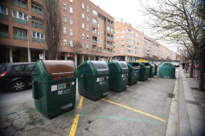 Nuevos contenedores con sistema de apertura electrónica colocados hoy en la avenida de Pamplona de Barañáin.