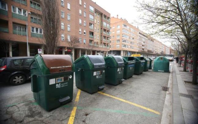 Nuevos contenedores con sistema de apertura electrónica colocados hoy en la avenida de Pamplona de Barañáin.