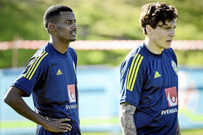 Isak junto a Lindelof en un entrenamiento con Suecia. Foto: Efe