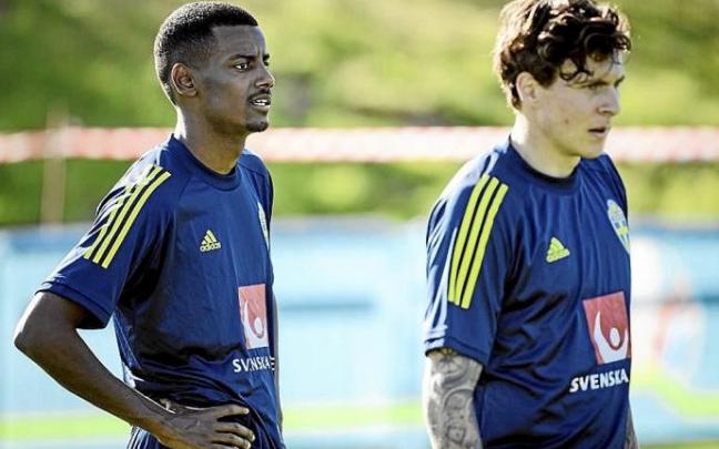 Isak junto a Lindelof en un entrenamiento con Suecia. Foto: Efe Isak junto a Lindelof en un entrenamiento con Suecia. Foto: Efe
