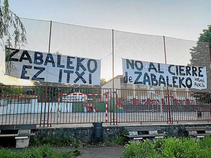Pancartas de protesta contra el cierre del colegio. Foto: A. Oiarzabal
