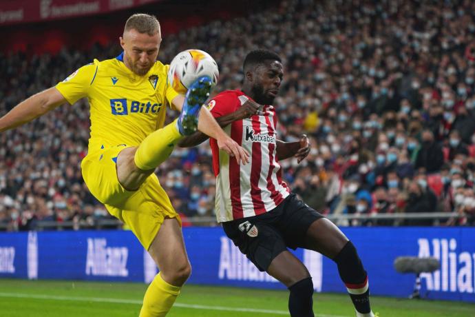 Haroyan despeja el balón ante Iñaki Williams, con quien forcejea.