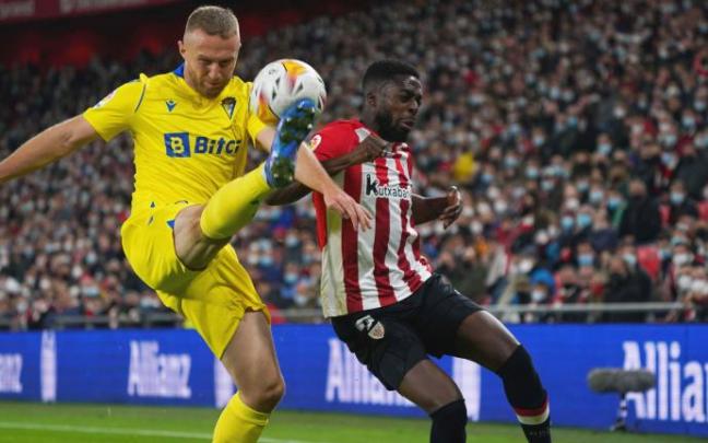 Haroyan despeja el balón ante Iñaki Williams, con quien forcejea.