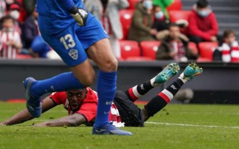 Iñaki Williams, sobre el césped de San Mamés, en un lance del encuentro de ayer entre el Athletic y el Elche.