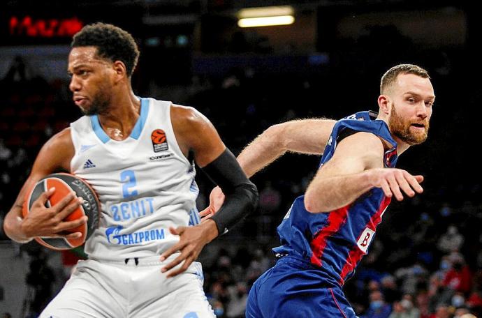 Costello llega tarde a la hora de interceptar el balón a Loyd (Zenit). Foto: Jorge Muñoz