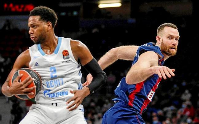 Costello llega tarde a la hora de interceptar el balón a Loyd (Zenit). Foto: Jorge Muñoz