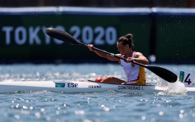 Isabel Contreras compite en las rondas clasificatorias de 500m kayak individual femenino por el piragüismo.