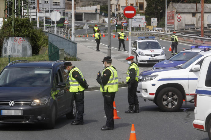 Un control de tráfico de la Ertzaintza y Policía Local de Bilbao durante el estado de alarma