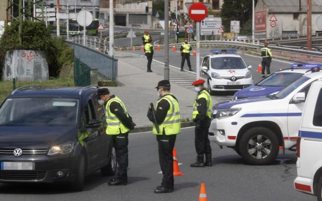 Un control de tráfico de la Ertzaintza y Policía Local de Bilbao durante el estado de alarma Un control de tráfico de la Ertzaintza y Policía Local de Bilbao durante el estado de alarma