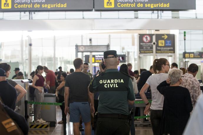 Control policial en un aeropuerto.