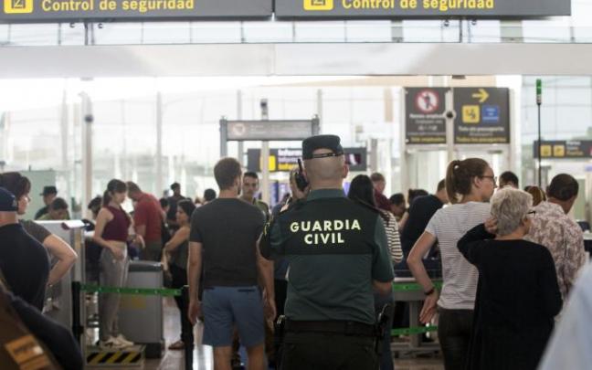 Control policial en un aeropuerto. Control policial en un aeropuerto.