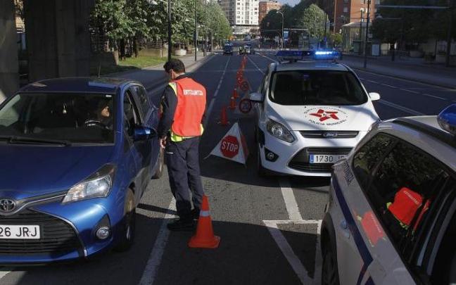Un ertzaina habla con el conductor de un vehículo.