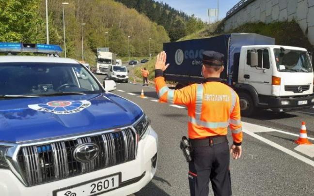La Ertzaintza refuerza los controles de alcohol y drogas en las carreteras La Ertzaintza refuerza los controles de alcohol y drogas en las carreteras