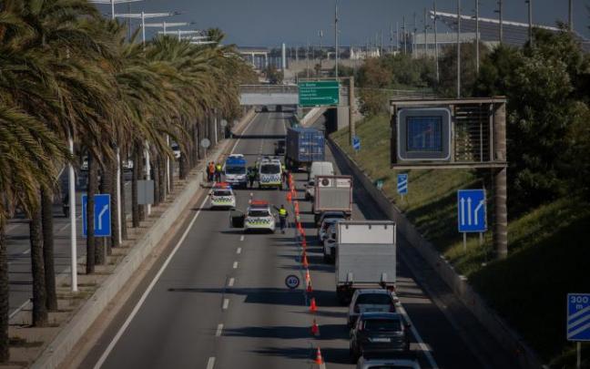 Vehículos realizan cola durante un control de movilidad Vehículos realizan cola durante un control de movilidad
