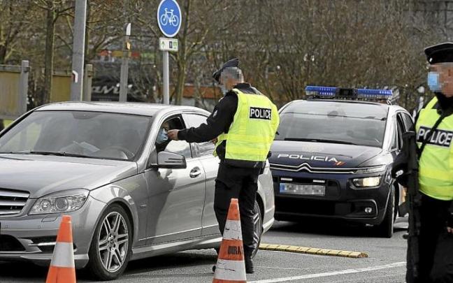 Dos gendarmes realizan un control de movilidad en el puente de Behobia. Foto: E.P.