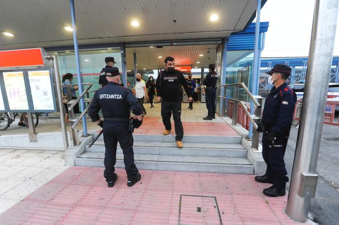 Controles de acceso al municipio en la Estación de Metro de Plentzia.
