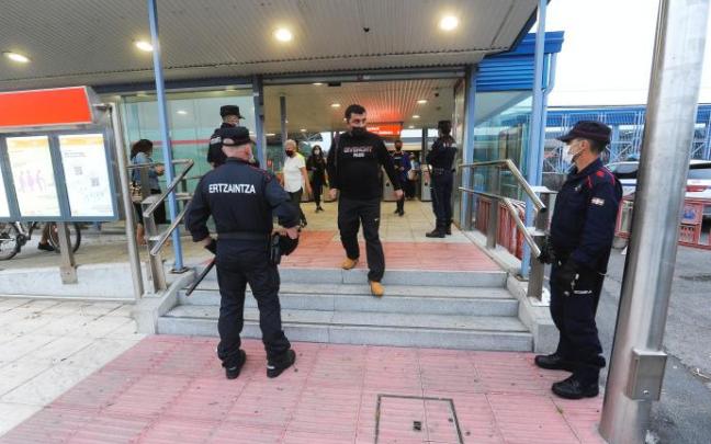 Controles de acceso al municipio en la Estación de Metro de Plentzia. Controles de acceso al municipio en la Estación de Metro de Plentzia.