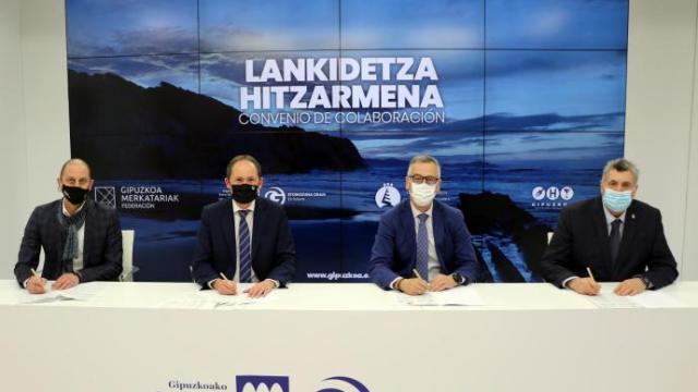 Firma del convenio de colaboración referida al TicketBAI, hoy.