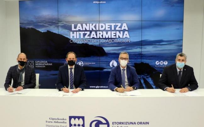 Firma del convenio de colaboración referida al TicketBAI, hoy.