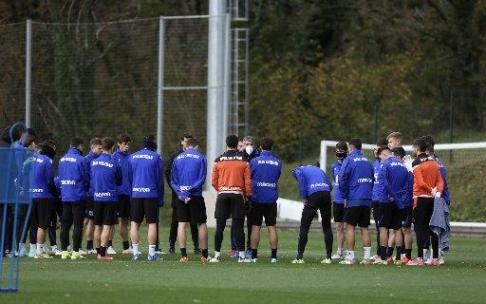 Los futbolistas de la Real atienden sobre el césped de Zubieta a Imanol Alguacil, este miércoles.