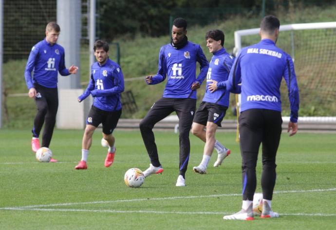 Alexander Isak, con varios compañeros durante la sesión de este sábado.