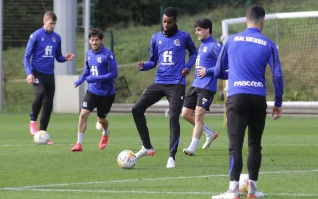 Alexander Isak, con varios compañeros durante la sesión de este sábado.