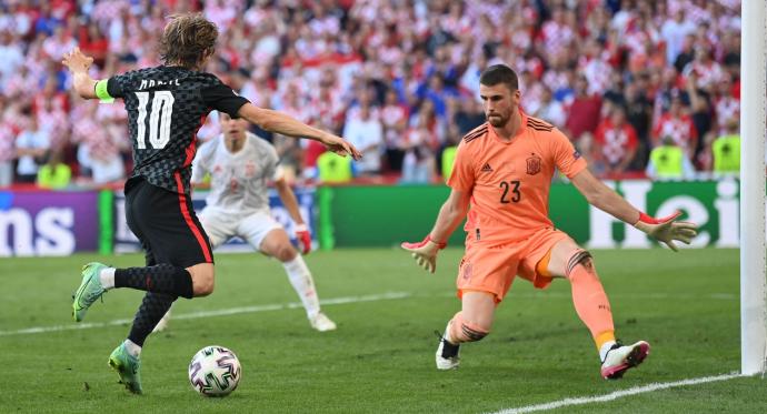 Unai Simón intenta tapar una incursión del madridista Luca Modric durante el Croacia-España disputado el lunes.