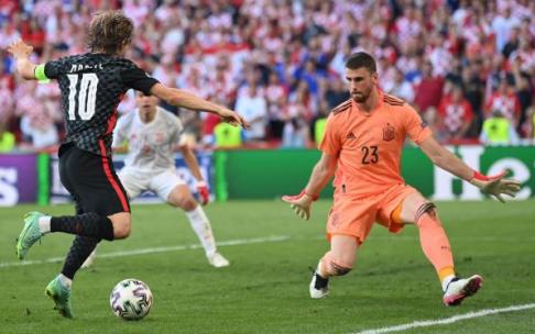 Unai Simón intenta tapar una incursión del madridista Luca Modric durante el Croacia-España disputado el lunes.