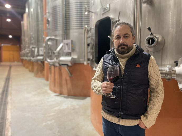 El enólogo Manuel Ruiz Pedreira, en las instalaciones del a Bodega Cooperativa San Gregorio de Azagra.