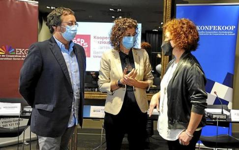 La viceconsejera de Trabajo, Elena Pérez, con la presidenta de Konfekoop, Rosa Lavín. Foto: O. Gonzalez