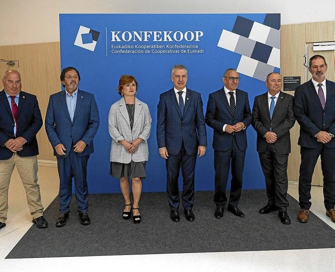 La presidenta de Konfekoop, ayer junto al lehendakari y el diputado general de Álava. Foto: Jorge Muñoz