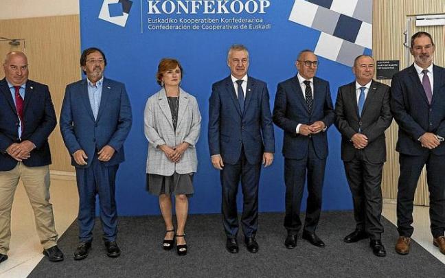 La presidenta de Konfekoop, ayer junto al lehendakari y el diputado general de Álava. Foto: Jorge Muñoz