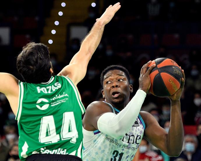 El Surne Bilbao Basket ha logrado en Sevilla su quinta victoria consecutiva.