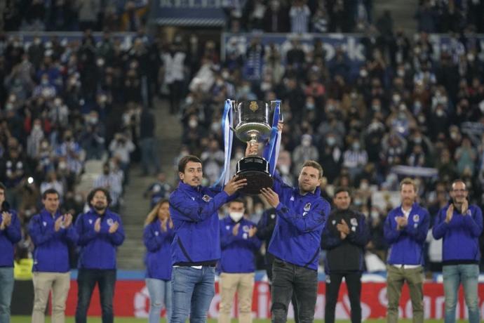 Oyarzabal e Illarramendi levantan la Copa desde el terreno de juego para ofrercérsela a la afición.