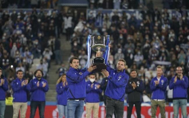Oyarzabal e Illarramendi levantan la Copa desde el terreno de juego para ofrercérsela a la afición.