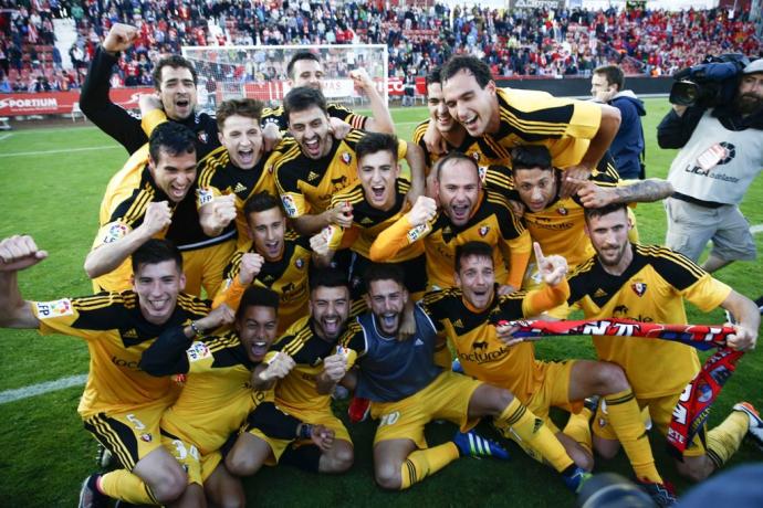 Los jugadores de Osasuna celebran el ascenso a Primera en el campo del Girona.