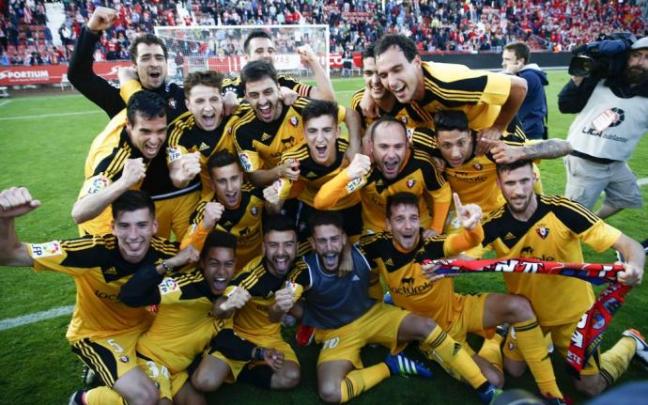 Los jugadores de Osasuna celebran el ascenso a Primera en el campo del Girona.