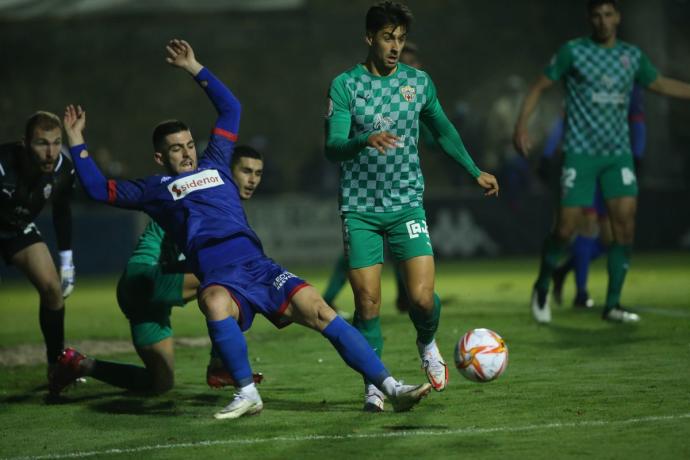 Iker Unueta disputa un balón ante la defensa del Almería